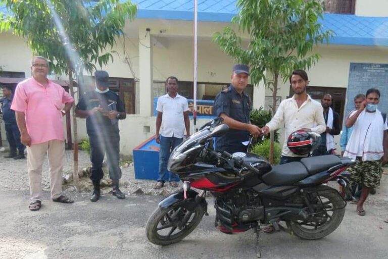 रौतहटबाट गत भदौमा चोरी भएको मोटरसाईकल असोजमा बरामद गरि सवारी धनिलाई गरियो हस्तान्तरण