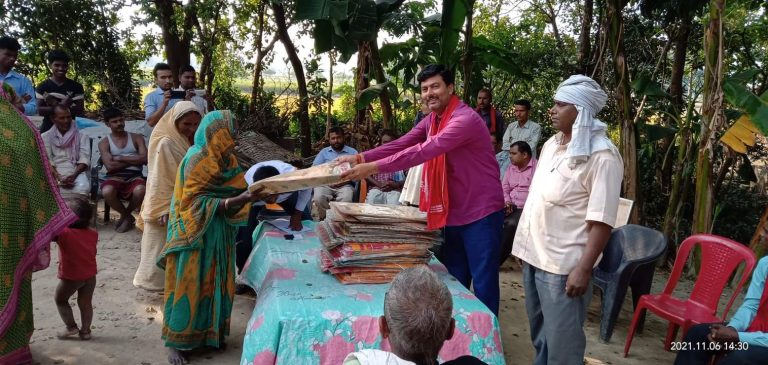 ईशनाथमा मेयर मेहताले गरे छठ ब्रतालुलाई साडी सेट वितरण