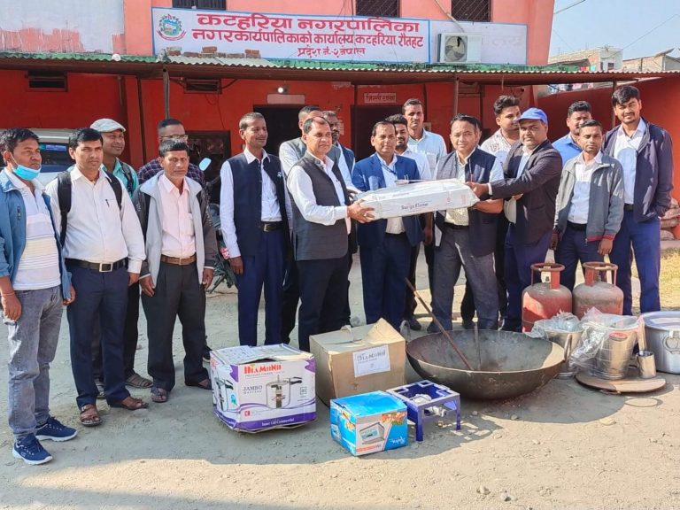 रौतहटको कटहरिया नपाले विधालयहरुमा दिवाखाजा संचालनको लागि गर्यो भाडा बर्तन वितरण