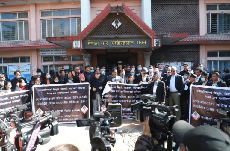 तीन दिनभित्र राजीनामा नदिए दशैभर का उच्च अदालतमा विरोध प्रदर्शन गर्ने चेतावनी