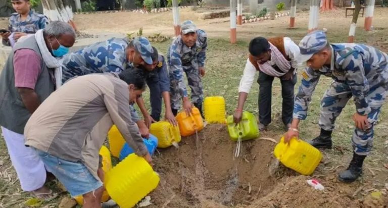 सशस्त्र प्रहरीले यात्रुवाहक बस बाट १२ ग्यालेन अबैध घरेलु मदिरा बरामद