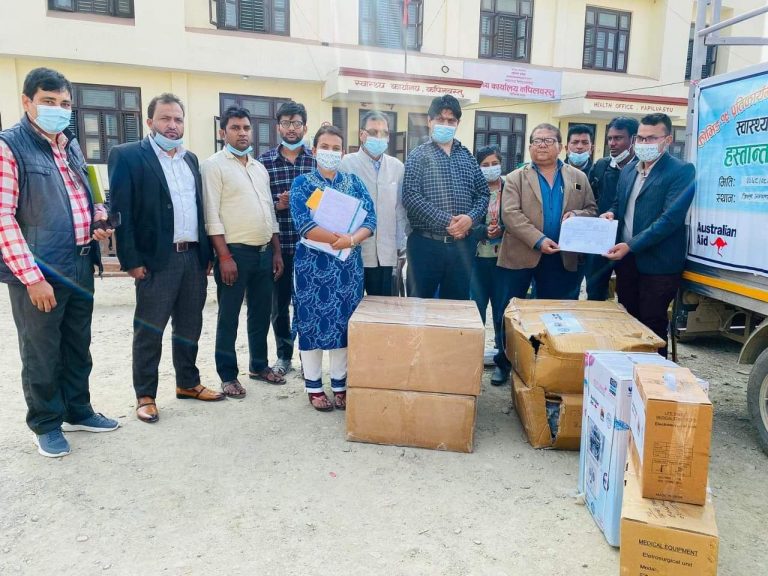 सनशाईन संस्थाद्धारा ७ लाख भन्दा बढी को स्वास्थ्या कार्यालय कपिलवस्तुलाई स्वास्थ्य उपाकरण सामग्री हस्तान्तरण