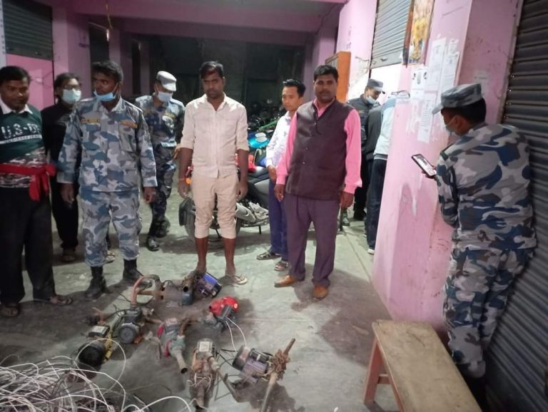 नेपाल बिधुत प्राधिकरण मौलापुर द्धारा बिधुत चुहावट गर्ने विभिन्न सामान पक्राउ