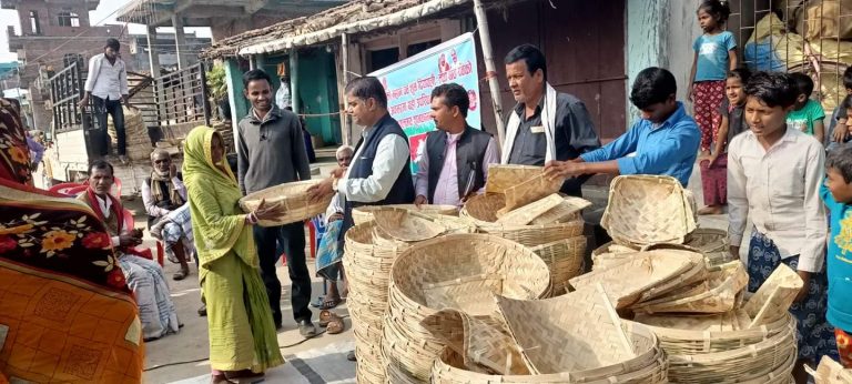 गरूडाका मेयर पदका प्रत्यासी जयसवालले गरे सयौं ब्रतालु महिलालाई विभिन्न सामाग्री वितरण