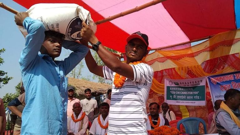 चुजीको सहयोग तथा पत्रकार पासवानको सक्रियतामा वृन्दावन का दलितहरुलाई खाधान्न सामाग्री वितरण।