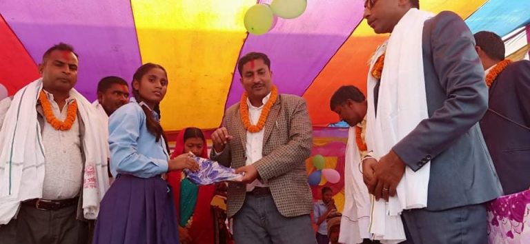 रौतहटको देवाही गोनाही नगरपालिका उचिडिहमा बिधार्थीहरुलाई पोशाक बितरण