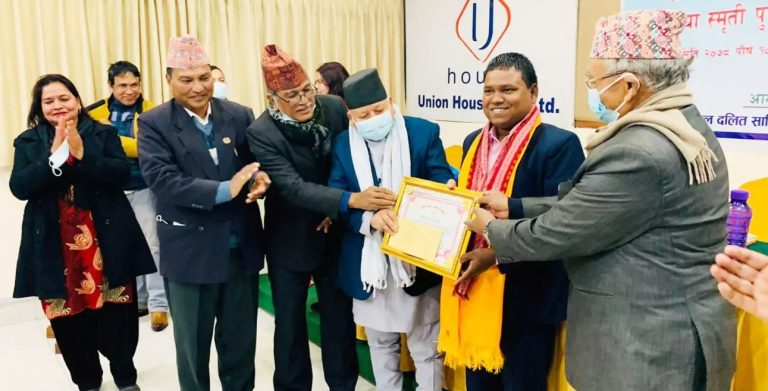 नेपाल दलित साहित्य तथा संस्कृति प्रनिष्ठानले पीस फर फाउन्डेशनका अध्यक्ष मनोज रामलाई भीम-माया स्मृति पुरस्कारबाट पुरस्कृत