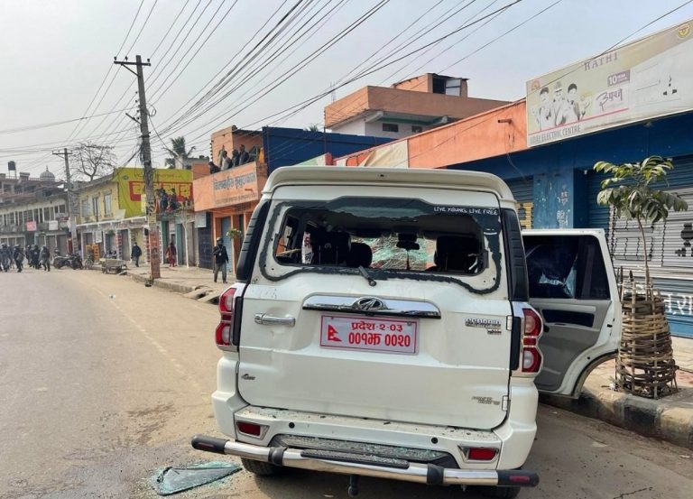 राष्ट्रिय सभाको मतदान गर्न जनकपुर पुगेका जनप्रतिनिधिको गाडीमा कार्याकर्ताले तोडफोड