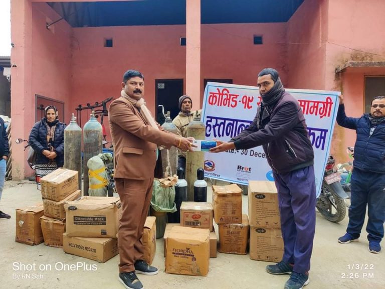 गौर नगरपालिकाद्वारा स्वास्थ्य सामग्री हस्तानान्तरण