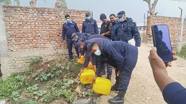 राैतहट प्रहरीले घरेलु मदिरा गर्याे नष्ट