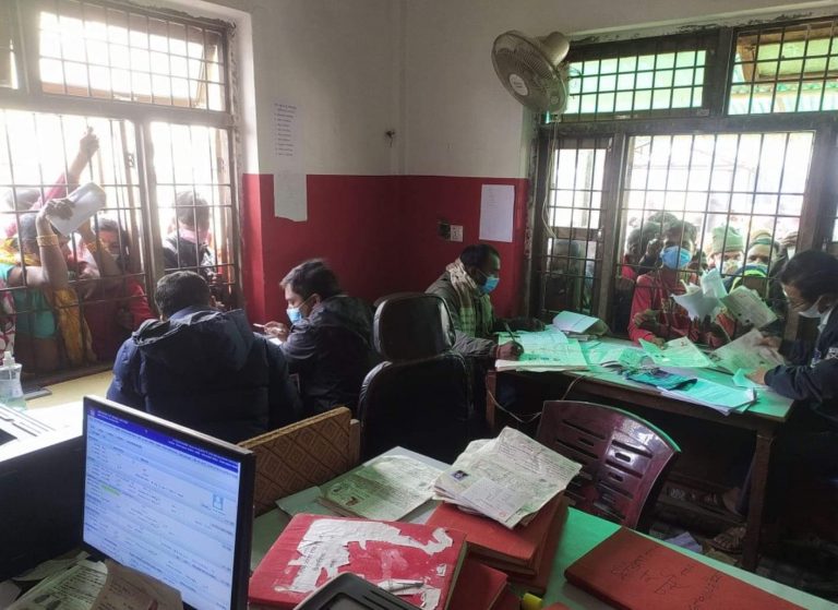 जिल्ला प्रशासन कार्यालय, मलंगवाले अन्य कार्यालयबाट कर्मचारी थपेर सेवा दिन थाले