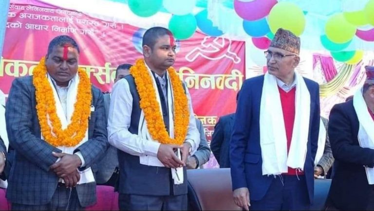 स्थानीय तहका जनप्रतिनिधिहरू एउटा पार्टी छोडेर अर्को पार्टीमा प्रवेश गर्ने लहर
