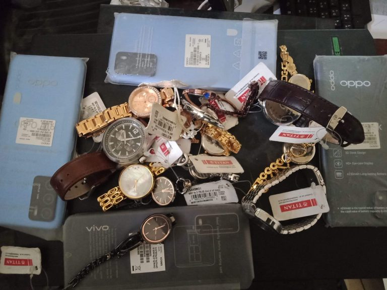 रौतहटबाट भन्सार छलीको मोबाईल र घडी सहित १ जना मानिस पक्राउ