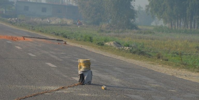 चन्द्रनिगाहपुर सडकखण्डमा सडकबीच भागमा बम आकृतिको संकास्पद वस्तु फेला