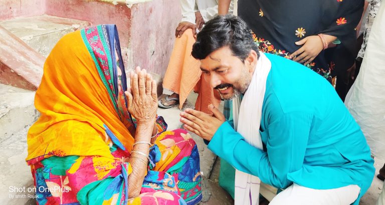 इशनाथ न.पा ६ मा मत माग्दै मतदाताका घरदैलोमा नगर प्रमुख उम्मेदवार सन्तोष कुमार मेहता