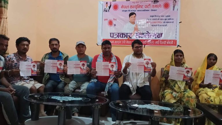 इशनाथ न.पा ६ मा मत माग्दै मतदाताका घरदैलोमा नगर प्रमुख उम्मेदवार सन्तोष कुमार मेहता