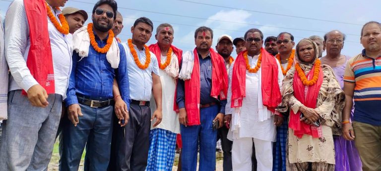 वृन्दावन नगरपालिकाका नगरप्रमुख कुर्मीद्धारा सडक ढलानको उद्धघाटन