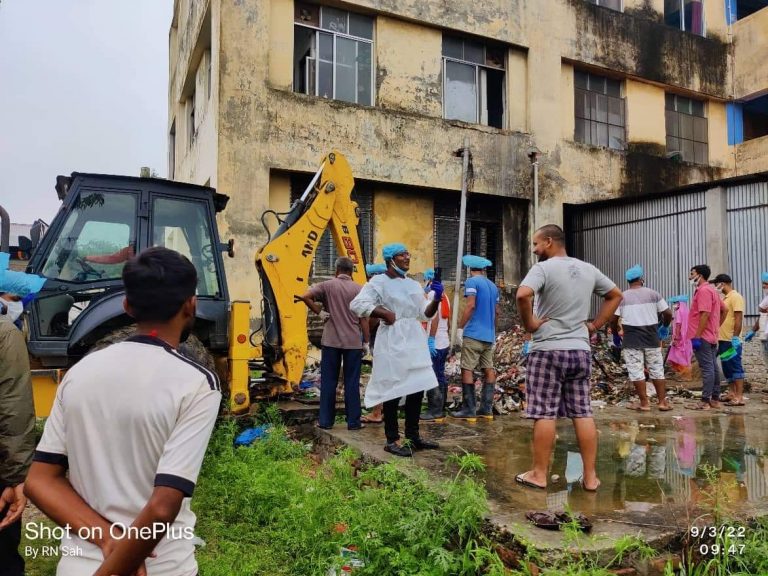 रौतहटको सदरमुकाम गौरमा स्वतन्त्र युवाहरुले गरे प्रादेशिक अस्पताल गौरको सरसफाइ