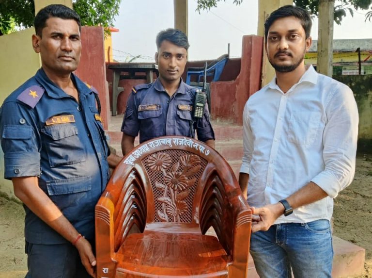 समाजसेवी राजाबाबुले गरे दुर्गा मन्दिर मुडवलवामा कलसा र प्रहरी चाैकी बसतपुरमा कुर्सी सहयोग