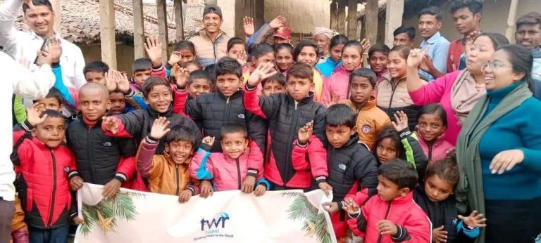 सितलपुरमा दलित समुदायका बालबालिकाहरूलाई वडा अध्यक्ष यादवले गरे न्यानाे कपडा वितरण