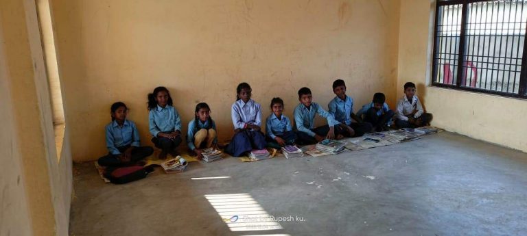 फतुवा बिजयपुर नगरपालिका श्री मावि सितपुरमा विद्यार्थीहरू भूइँमा बसेर पढ्न बाध्य