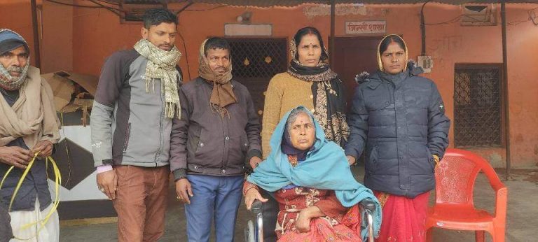 रौतहटको कटहरियामा उपमेयर रिता देवीले गरिन् अपांगलाई ह्विल चेयर प्रदान