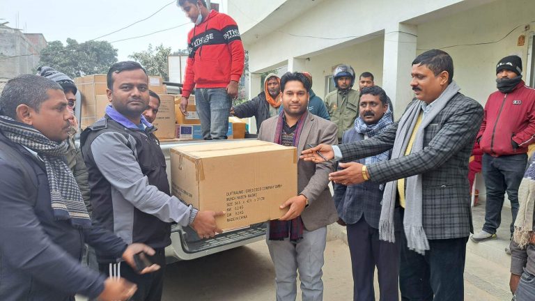 कटहरिया नगरपालिका मेयर जयसवालले गरे स्वास्थ्य सामाग्री हस्तान्तरण