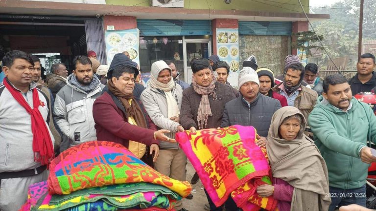 रौतहटको गरुडाका नगरपालिकामा विपन्न ,जेष्ठ नागरिकहरुलाई कम्बल वितरण