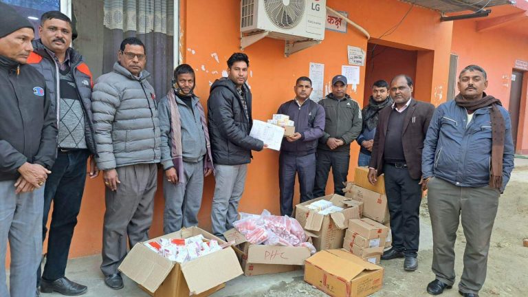 कटहरिया नगरपालिका नगर प्रमुख जयसवालले गरे स्वास्थ्य शाखालाइ औषधी हस्तान्तरण