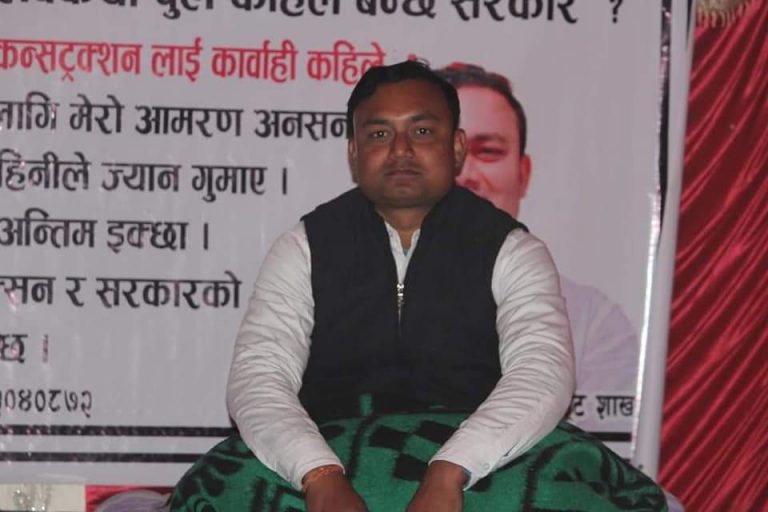 राैतहटका एक पत्रकार अलपत्र पुल यथासिघ्र निर्माण गर्न माग गर्दै साेमबारबाट अनसनमा बसे