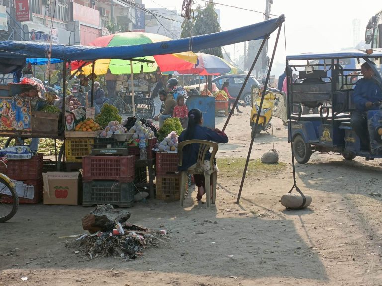चन्द्रपुर नगरपालिकालाई टेर्दैनन् फुटपाथ व्यापारीले