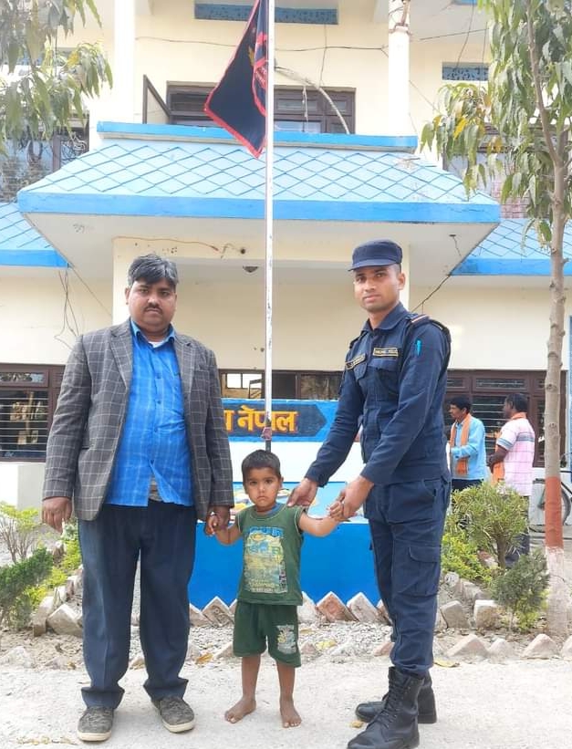 गरुडा प्रहरीद्वारा हराएको बालक फेला पारी आफन्तलाई बुझायाे