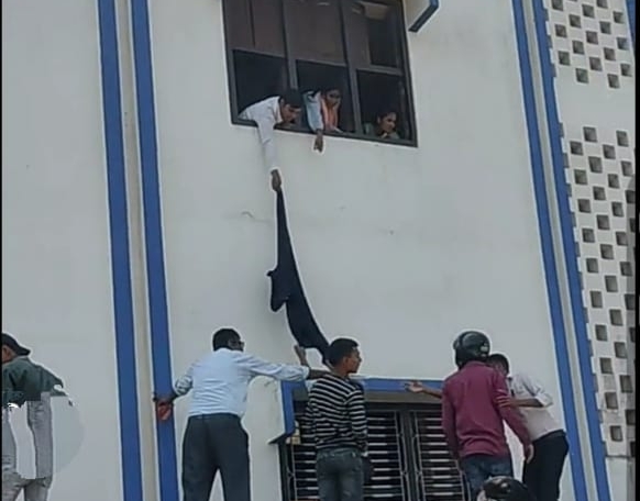 राैतहटमा विविएस चाैथो बर्षको परीक्षा चिट चाेराउन मात्र होईन डकैति गर्न नै छुट