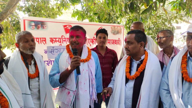 वृन्दवान-८ मा काँग्रेसबाट निर्वाचित भएका पुर्व वडा अध्यक्ष दिनानाथ महतो नेकपा एसमा प्रवेश