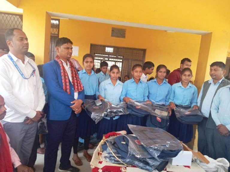 श्री मावि शितलपुरमा वडा अध्यक्ष यादवले गरे ब्याग र औजार बक्स बितरण