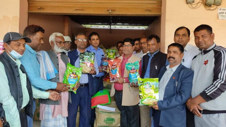 रौतहटको गरुडा नगरपालिका मेयर जयसवाल गरे पौष्टीक आहार हस्तान्तरण