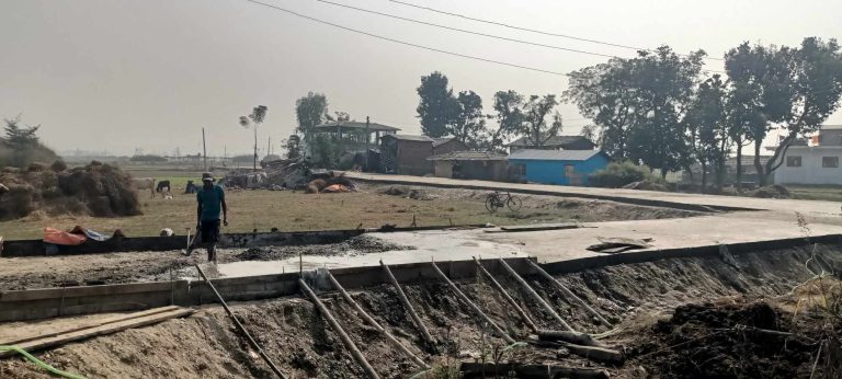 रौतहटको गुजरा नगरपालिकामा उपभोक्ता समिति बिना नै गरियो ढलान 