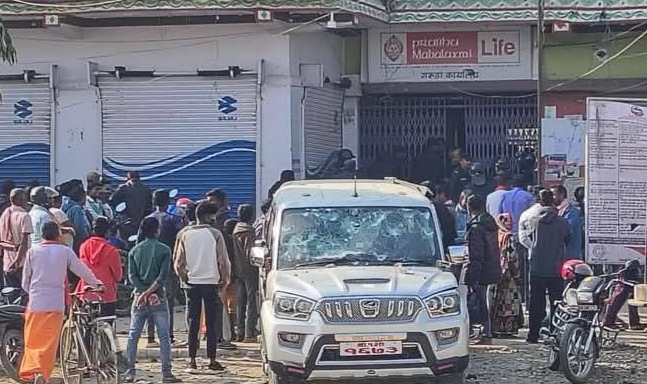 गरुडा नगरपालिकामा शिक्षक सरुवाको विषय लिएर कार्यालयमा तोडफोड