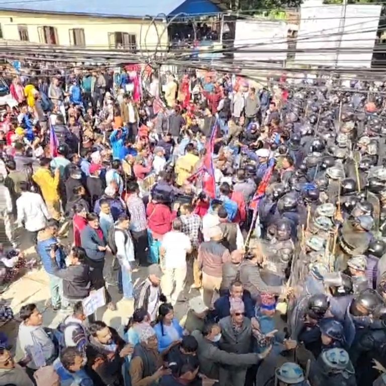 राष्ट्रिय स्वतन्त्र पार्टीले चितवनमा गरेको प्रदर्शनका क्रममा प्रहरी प्रदर्शनकारीबीच झडप