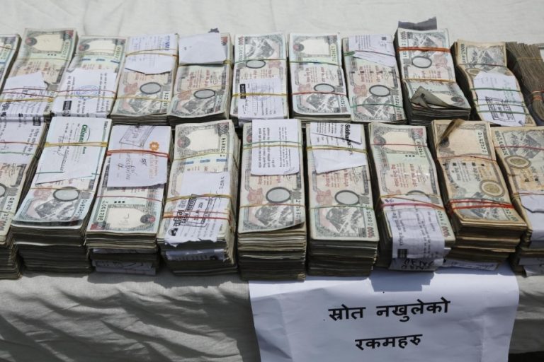 स्रोत नखुलेको २६ लाख ५० हजार रुपैयाँसहित काठमाडौंबाट चार जना पक्राउ