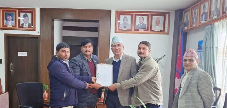 सांसद किरण साहद्वारा सीमावर्ती नाका सुचारु गर्न माग गर्दै अर्थमन्त्री विष्णु पौडेललाई ज्ञापनपत्र