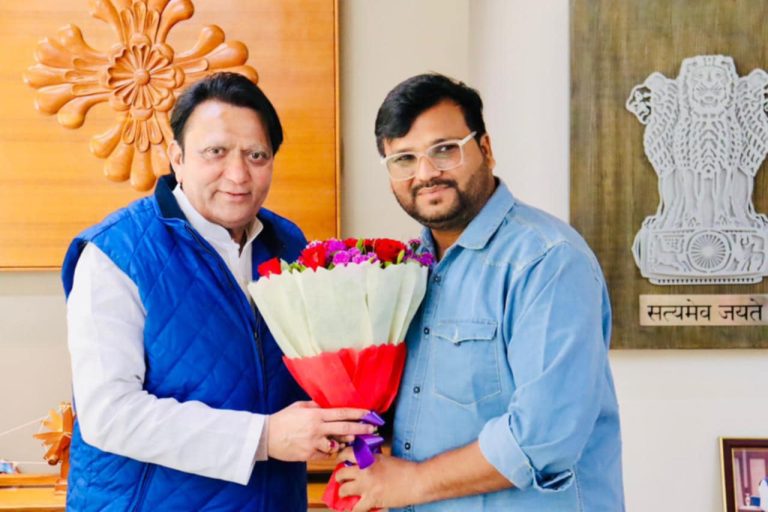 आजपा नेता विजय यादव  भारतीय नेताहरुसँगभेटघाटमा व्यस्त