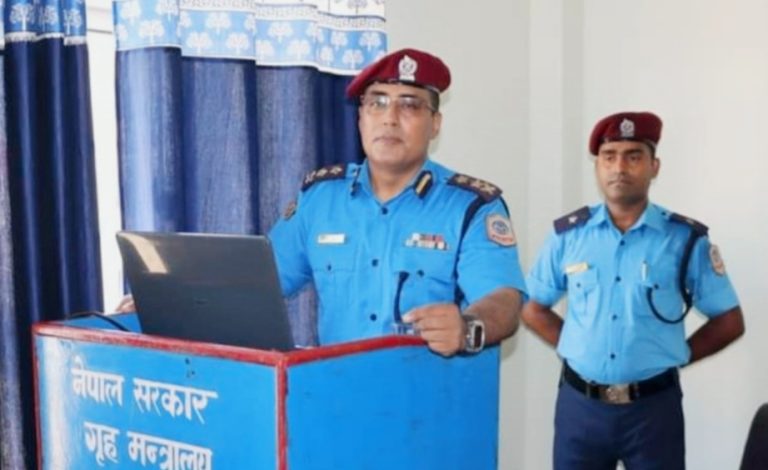 रौतहट प्रहरी प्रमुख दिलिप घिमिरेद्वारा गरीब बिपन्न लागी निःशुल्क निबेदन उजुरी लेखिदिन प्रहरीलाई निर्देशन