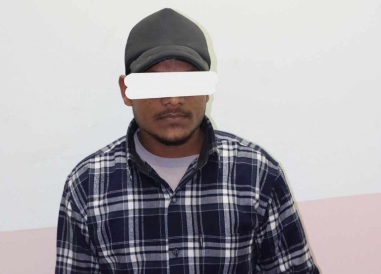 कर्तव्य ज्यान मुद्दामा एक जना फरार अभियुक्तले प्रहरीलाई आत्मसमर्पण