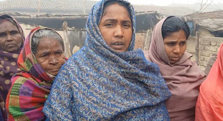 गरूडा नगरपालिकामा दलित बस्तीलाई बाईपास गरि मेयर जयसवालले कम्बल र सिरक वितरण गर्दै