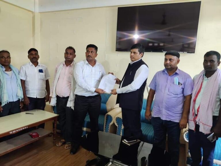 रौतहटका किसानले प्रमुख जिल्ला अधिकारीमार्फत बुझायो सरकारलाई ज्ञापन पत्र