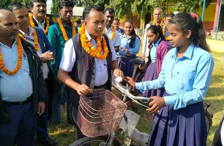 श्री नमूना माध्यमिक विधालय कटहरियाका करिब १२० जना छात्राहरूलाई साईकल वितरण