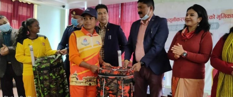 रौतहटका दुई किशोरीलाई गौर नगरपालिकाको मेयरद्वारा क्रिकेट सामग्री हस्तान्तरण