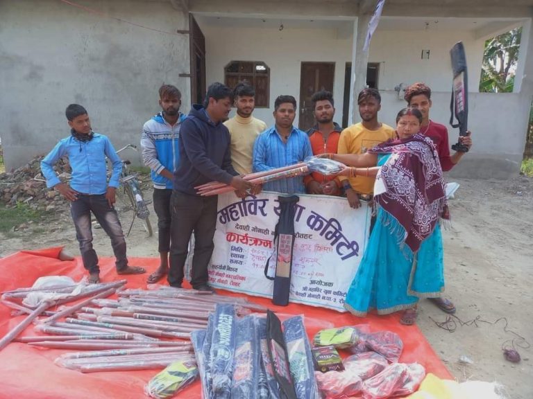 रौतहटको देवाही गोनाहीमा उपमेयर पटेलद्धारा क्रीकेट सामाग्री प्रदान