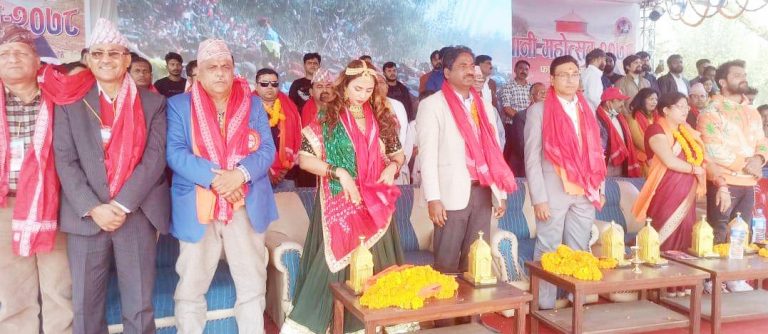 रौतहटको मौलापुर मधानी महोत्सवमा सुपर स्टार खेसारीलाल यादव रानी चटर्जीलाइ हेर्न मानवसागर नै उर्लिए